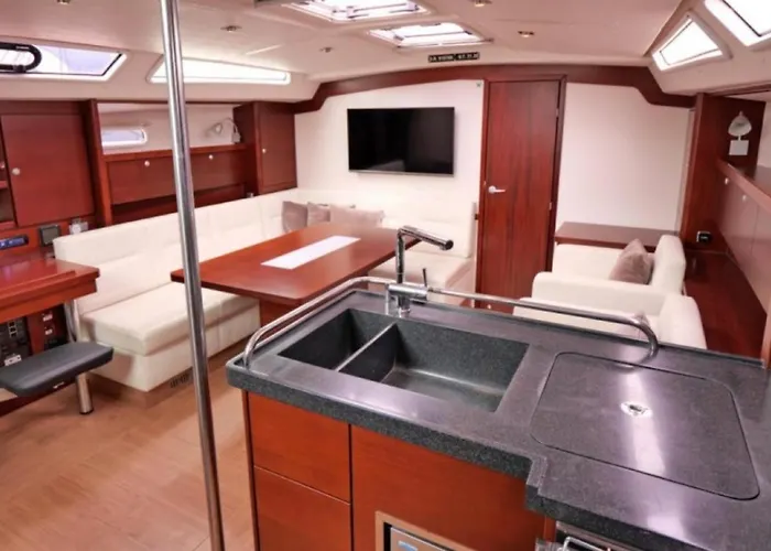 Πλωτό κατάλυμα Yachtvenice Sailing Excursion Included *