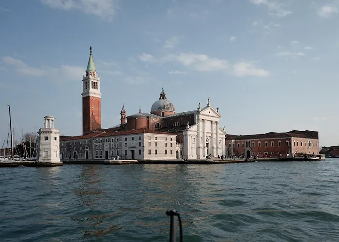 Bateau-hôtel Yachtvenice Sailing Excursion Included