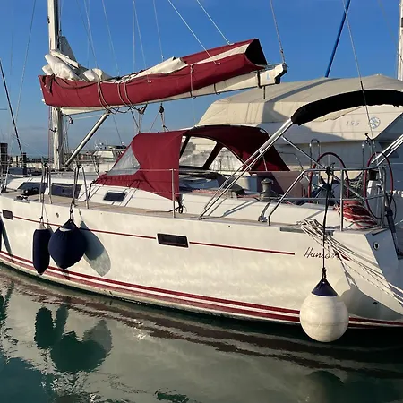 Πλωτό κατάλυμα Hop Aboard! Sailing Excursion Included In *