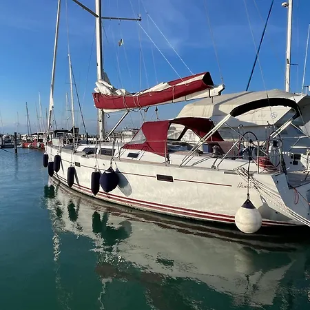 Hop Aboard! Sailing Excursion Included In Πλωτό κατάλυμα