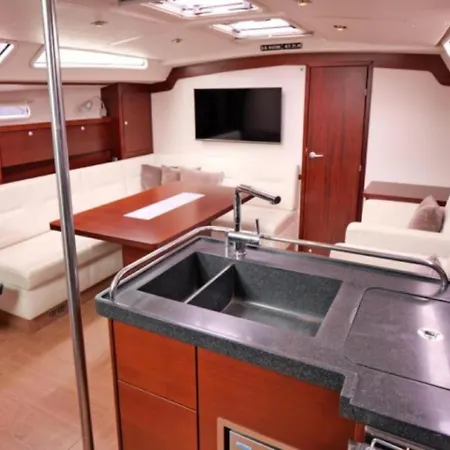Πλωτό κατάλυμα Hop Aboard! Sailing Excursion Included In *