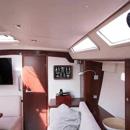 Πλωτό κατάλυμα Hop Aboard! Sailing Excursion Included In *