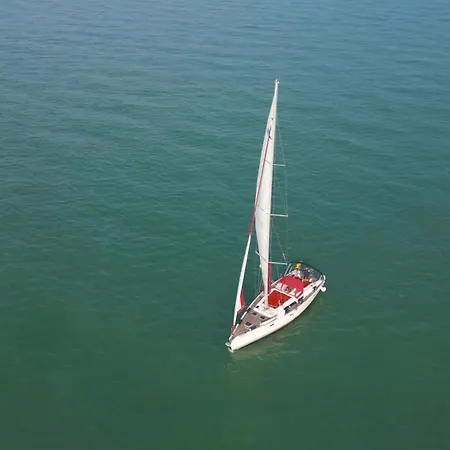 Πλωτό κατάλυμα Hop Aboard! Sailing Excursion Included In Βενετία