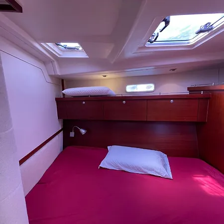 Πλωτό κατάλυμα Hop Aboard! Sailing Excursion Included In *