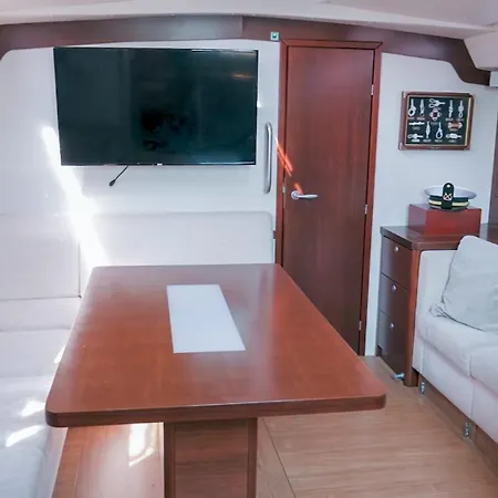 Hotel na wodzie Yachtvenice Sailing Excursion Included *